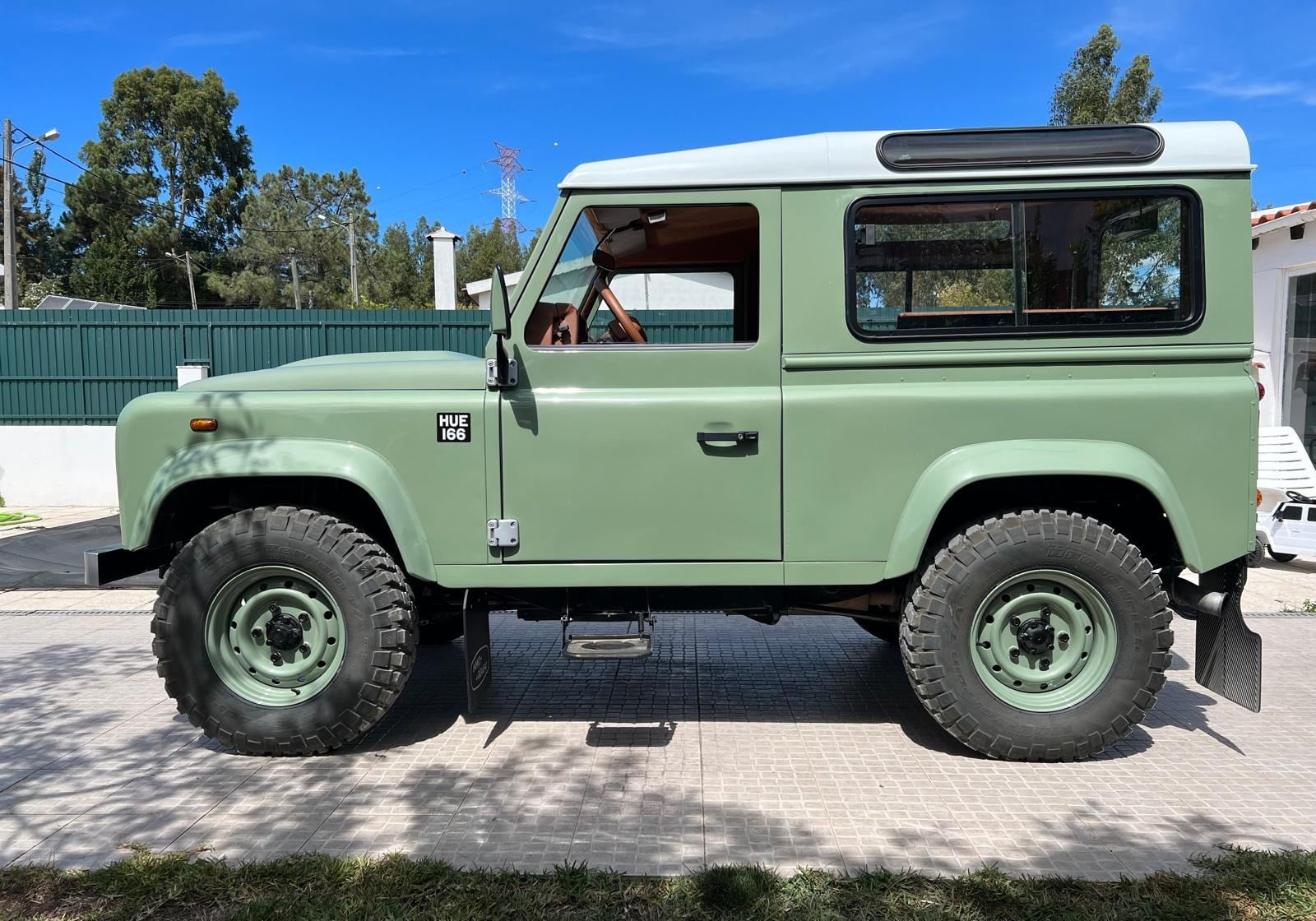 Side profile of the Land Rover Defender 90 Heritage in Grasmere Green